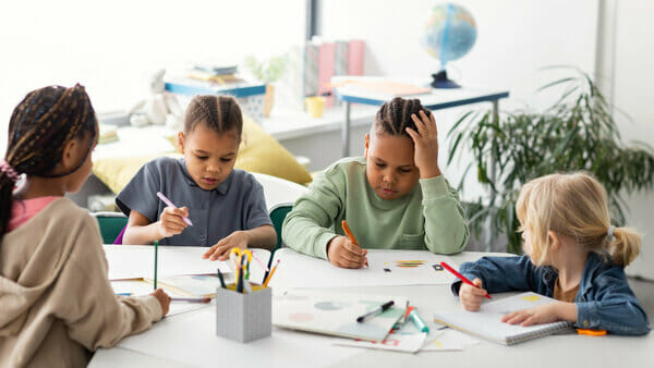 children-drawing-together-classroom (1)